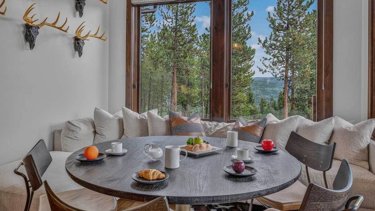 Breakfast Nook, Main Level - Table overlooking the great room