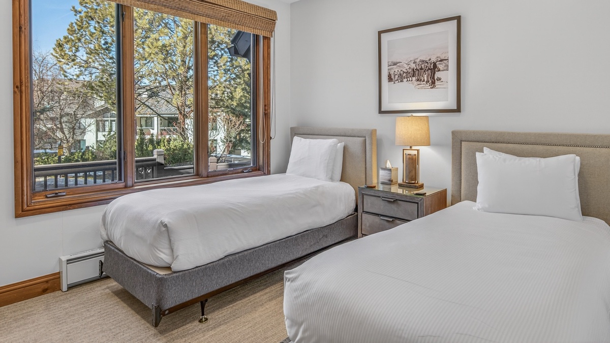 Bedroom 3, Main Level - Two twin beds