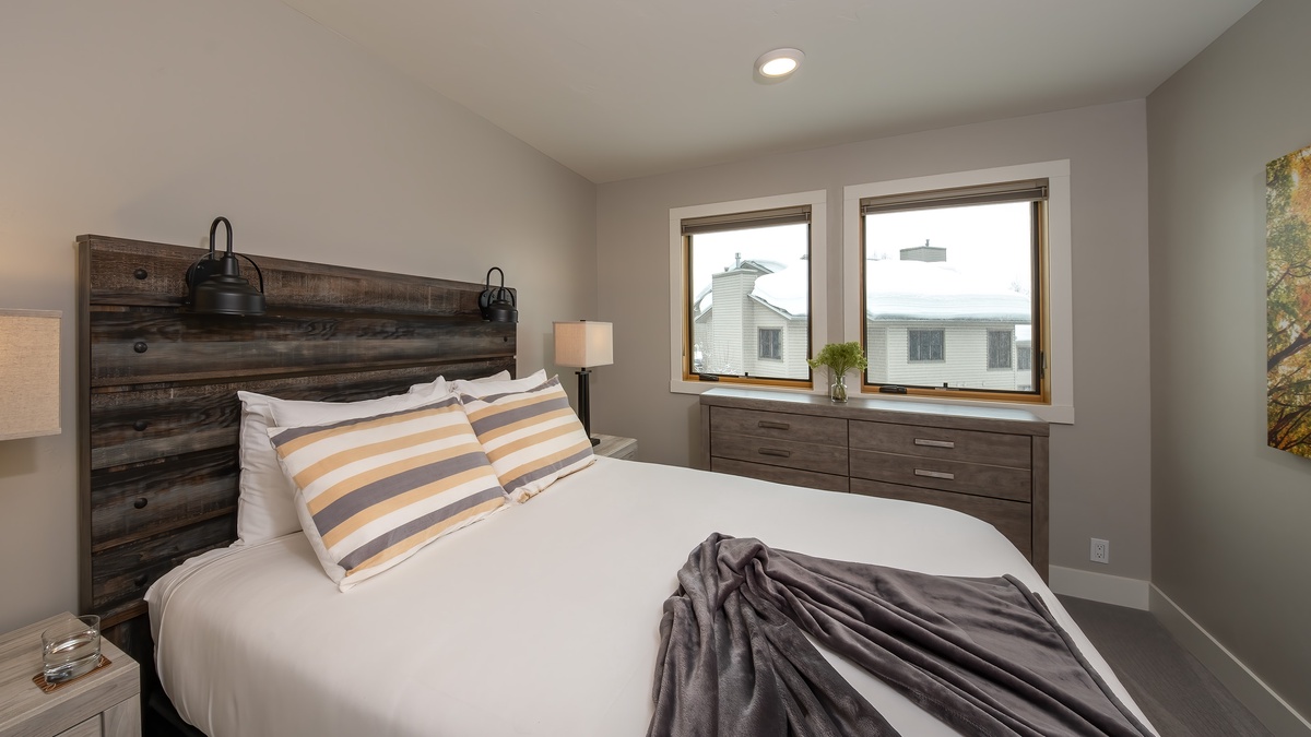 Bedroom 2, Mid-Level - Queen suite