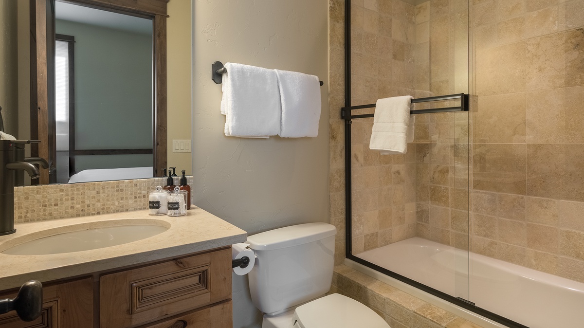 Queen ensuite lower level