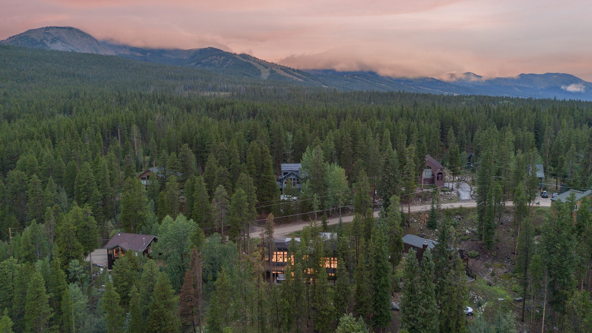 Exterior - Aerial view with mountain views