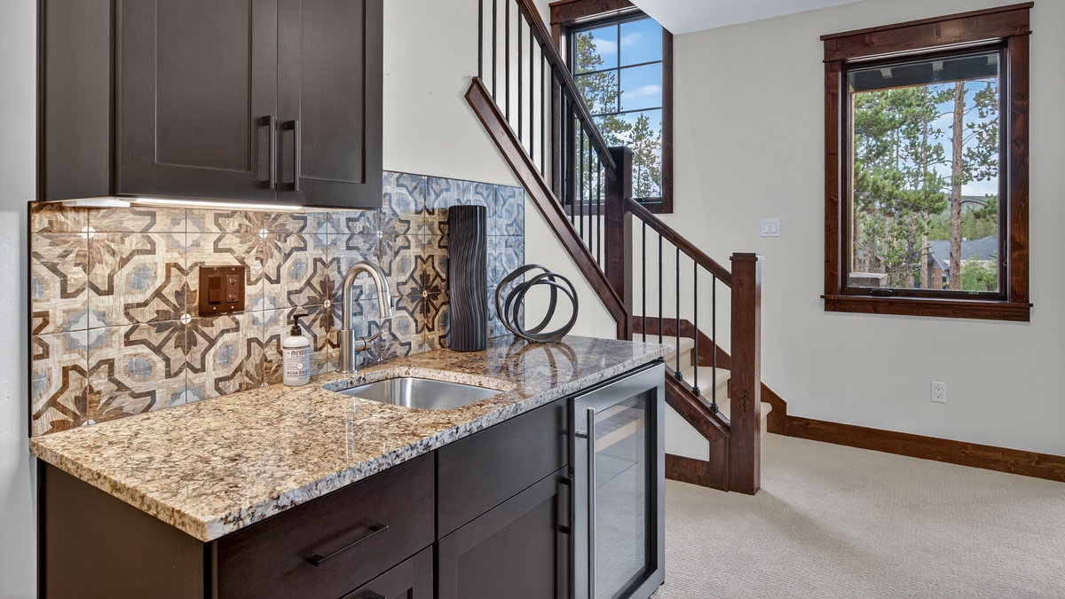 Wet Bar, Lower Level