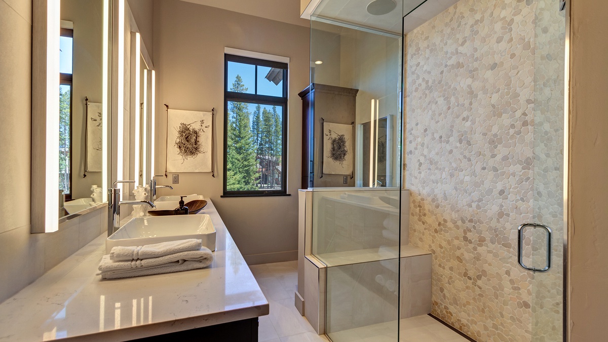 Bedroom 1, Main Level - Primary ensuite