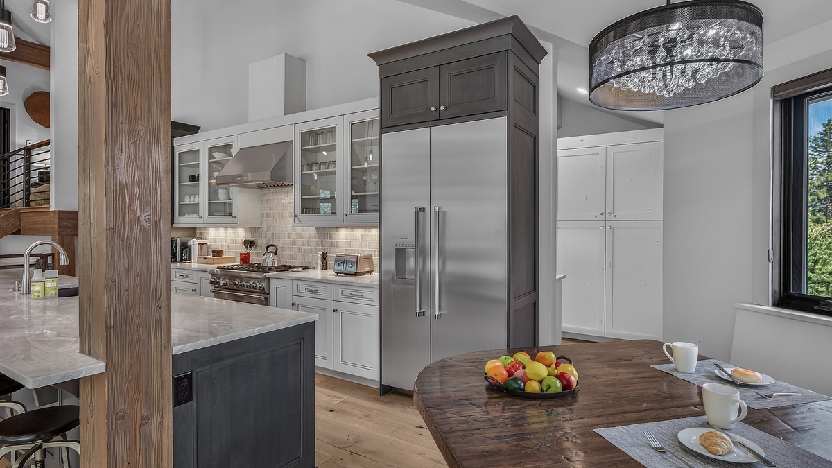 Breakfast Nook, Upper Level - Table beside kitchen