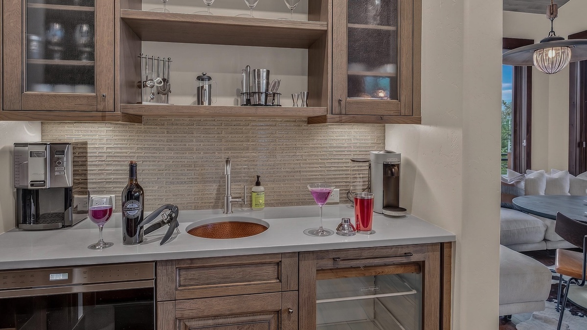 Kitchen, Main Level - Wet bar