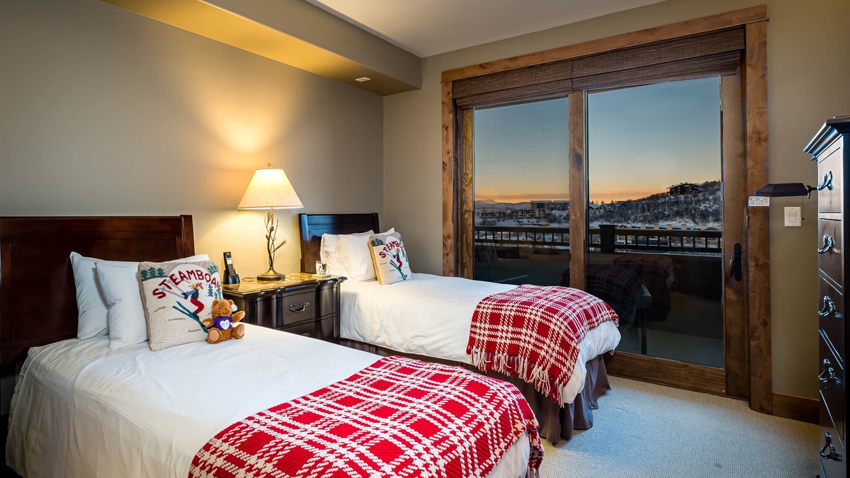 Bedroom 2, Main Level – Split king or two XL twin beds