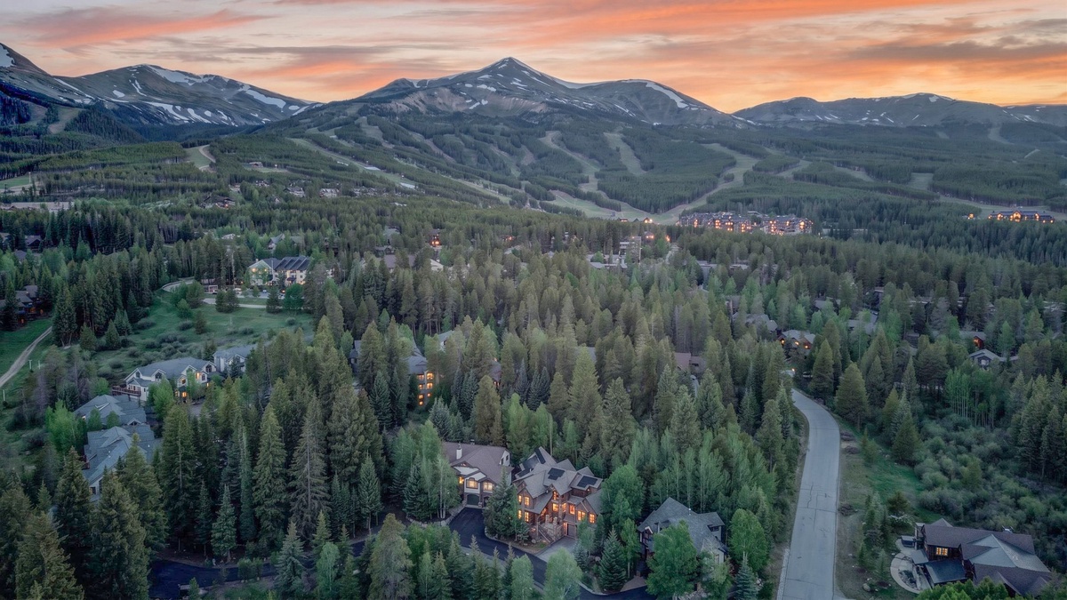 Exterior - Aerial view with mountain views