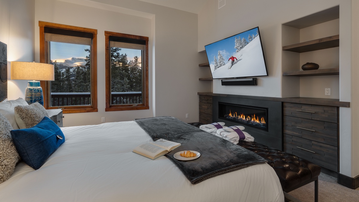 Bedroom 1, Main Level - Primary suite with fireplace and mountain views - oxygen enrichment system