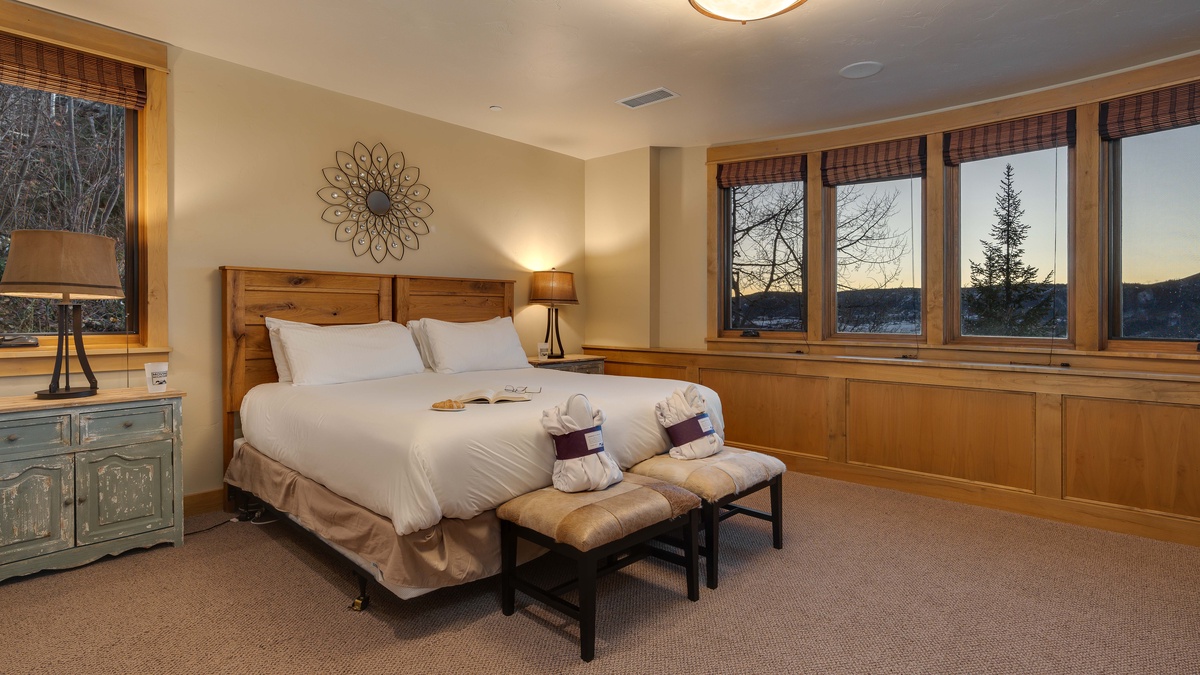 Bedroom 2, Mid-Level - Split king or 2 XL twins