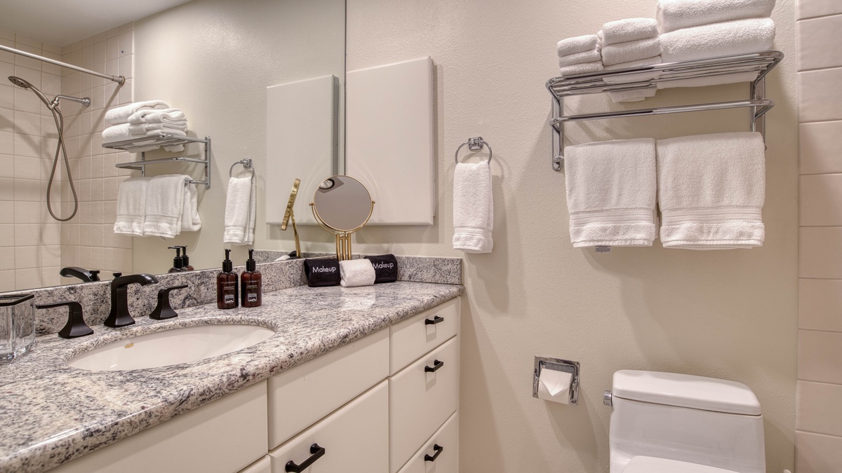 Bedroom 2, Upper Level - Upstairs ensuite