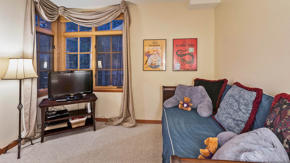 Bedroom 2, Main Level - Full Bedroom with Ensuite on main level