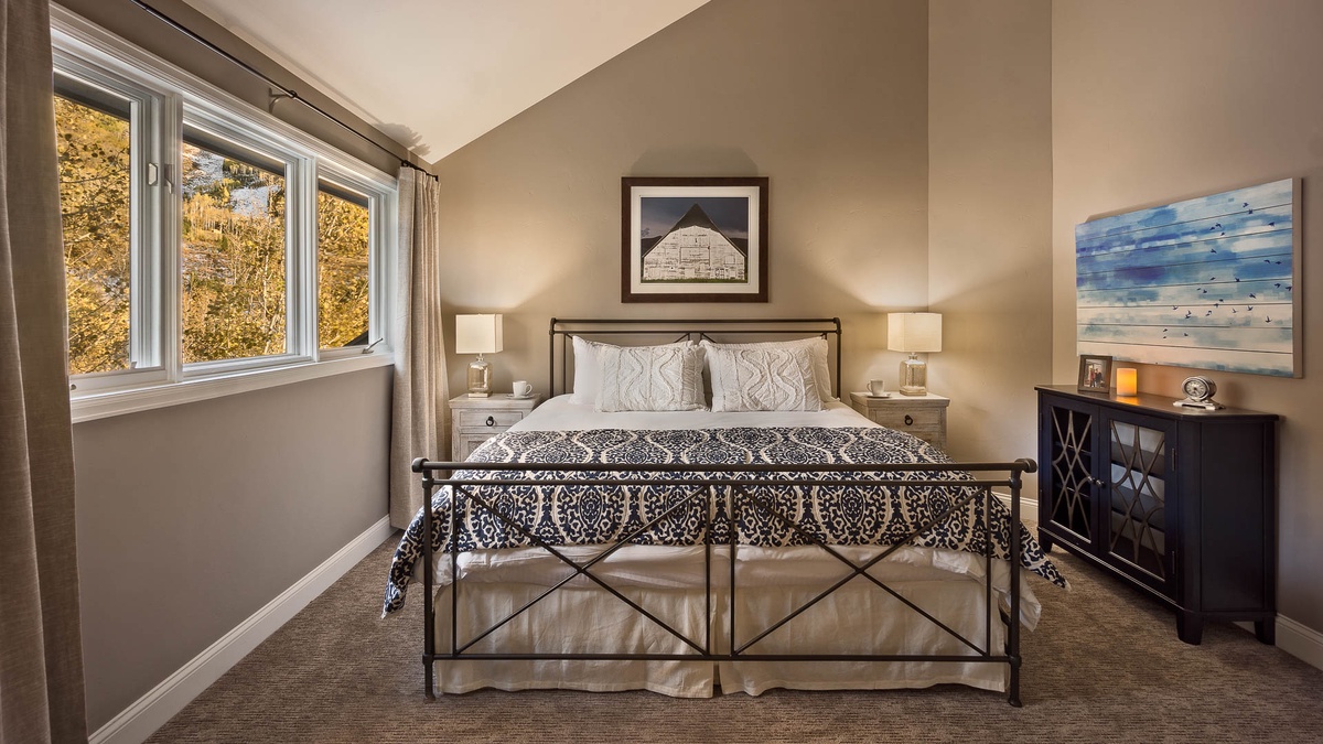 King bedroom	on upper level