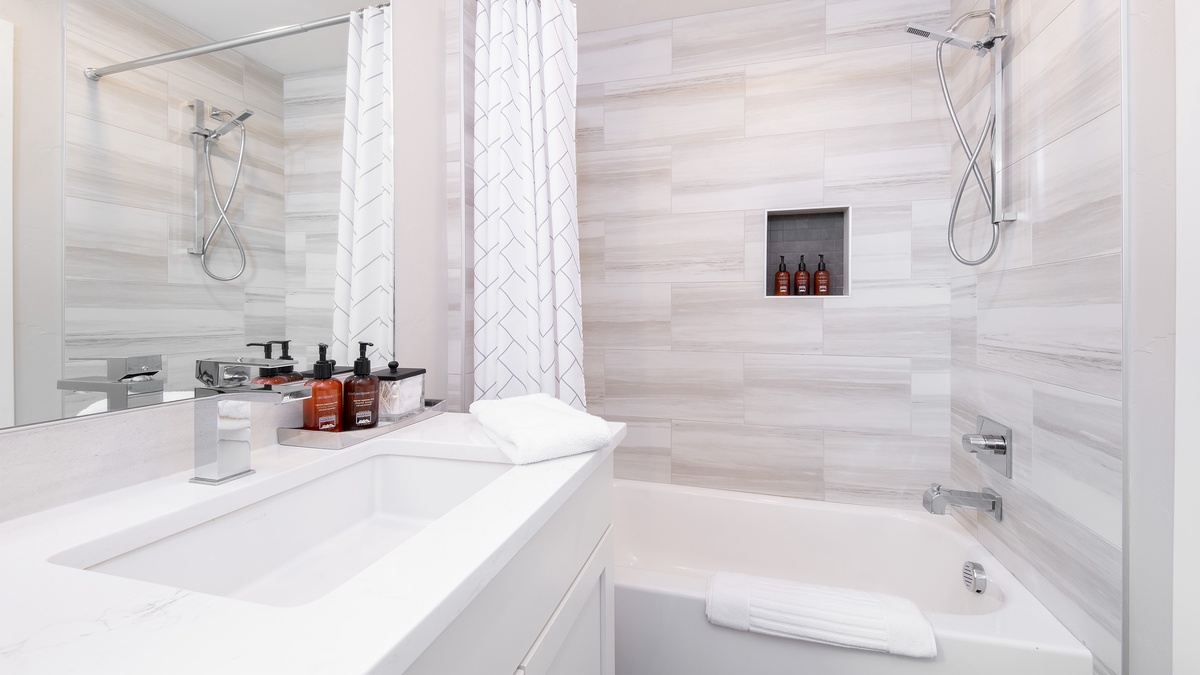 Bedroom 2, Mid-Level - Queen ensuite