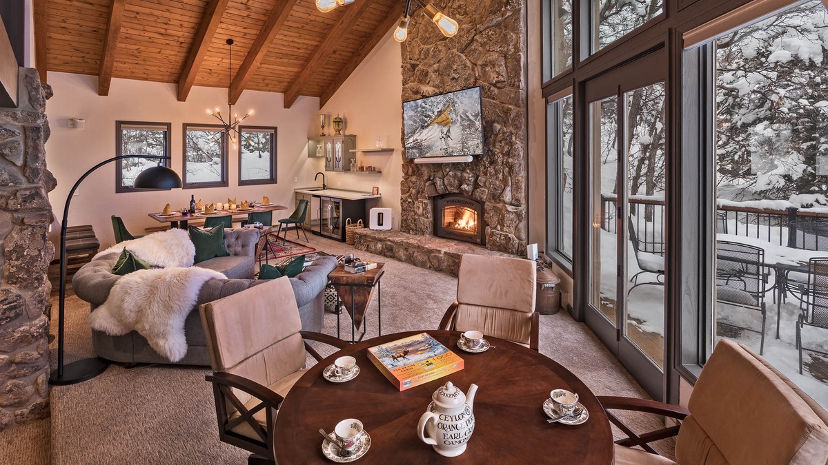 Glacier Lodge East - great room