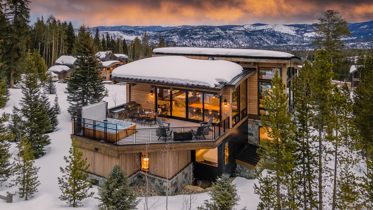 The Bear's Den, large main deck with hottub, fireplace, and grill