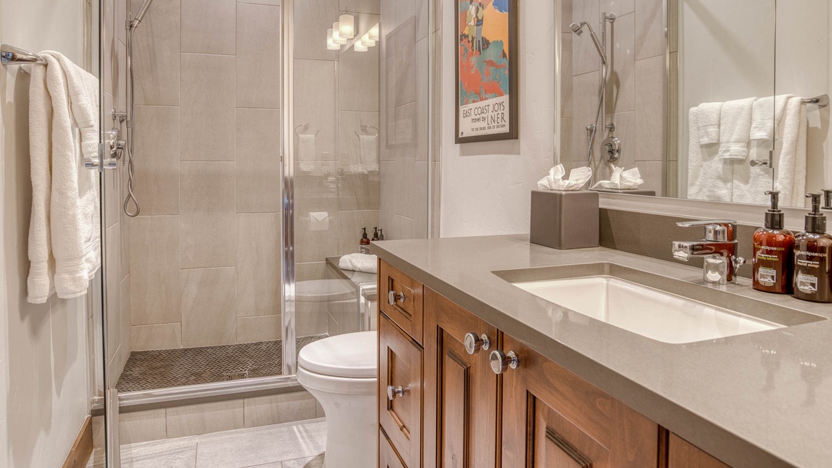 Bedroom 4, Lower Level - King suite ensuite