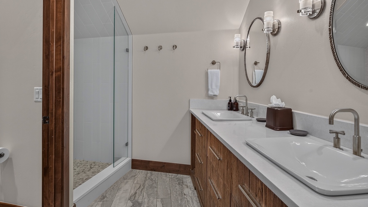 Shared Bathroom, Upper Level - Hall bathroom adjacent to Bedrooms 4 and 5