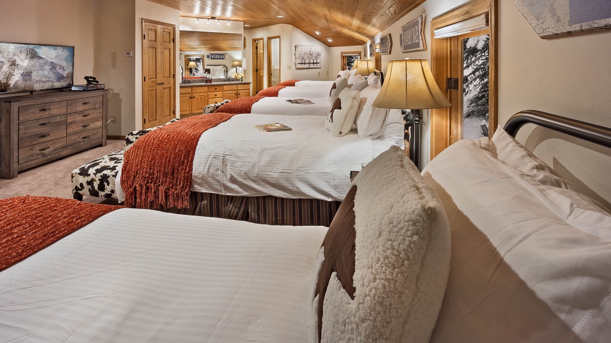 Dorm bedroom with 5 twins