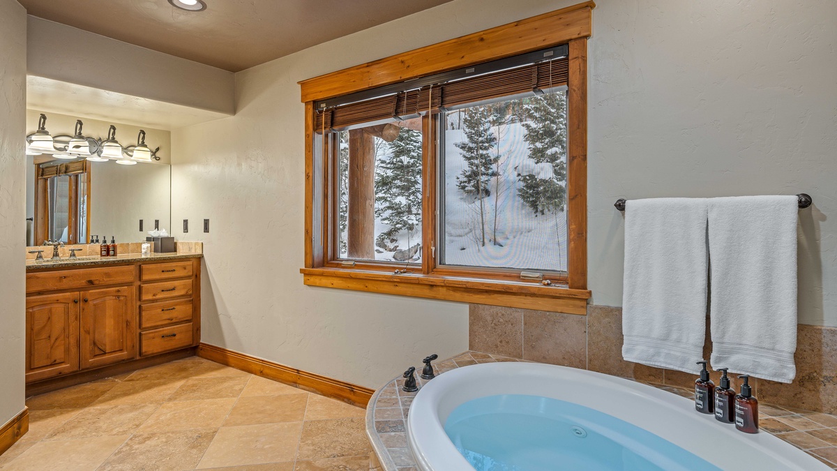 Bedroom 1, Upper Level - Primary king ensuite