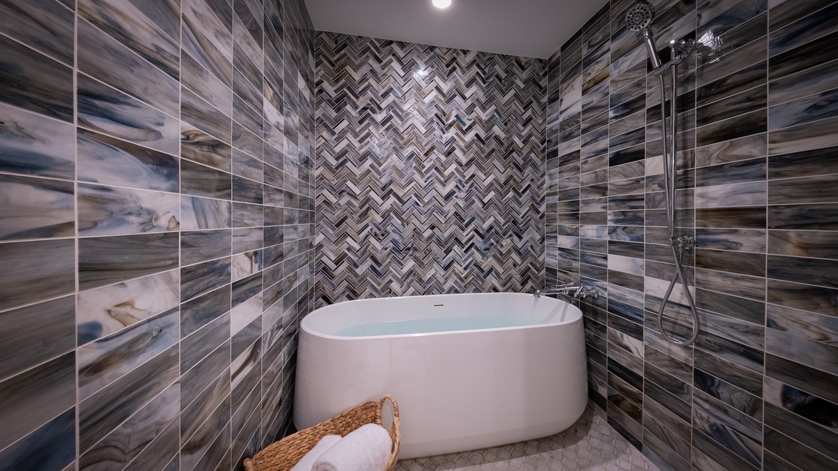 Bedroom 1, Main Level - Primary Bedroom Tub: Shower