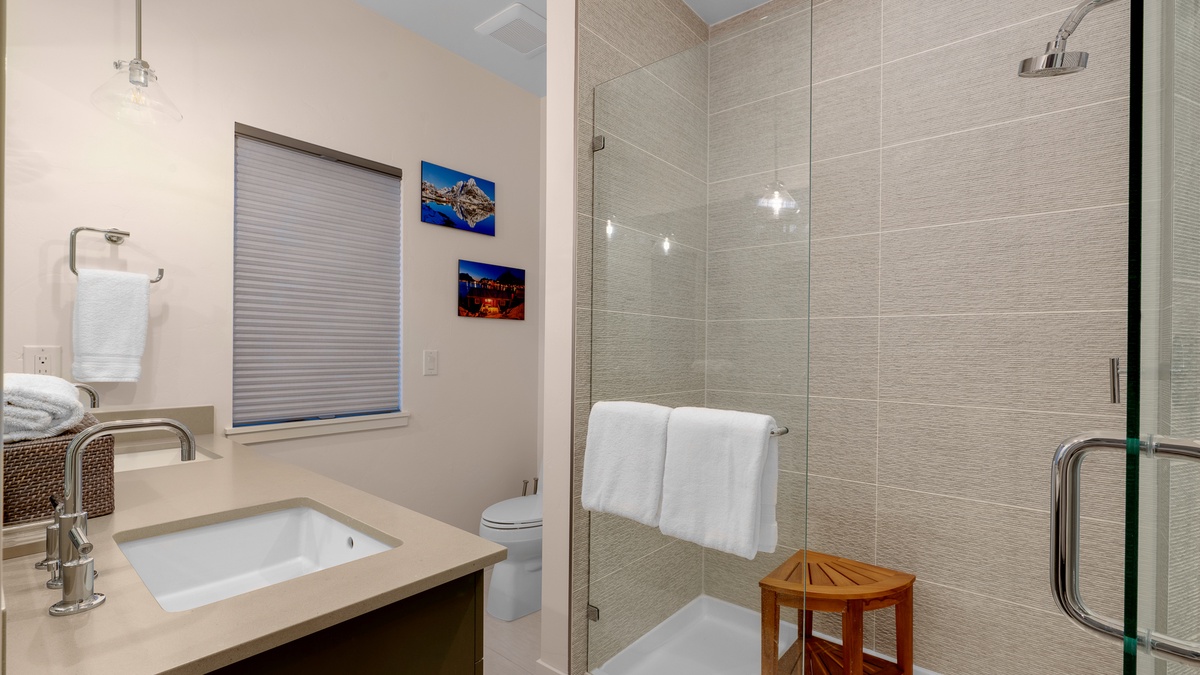 Bedroom 1, Upper Level - Primary ensuite