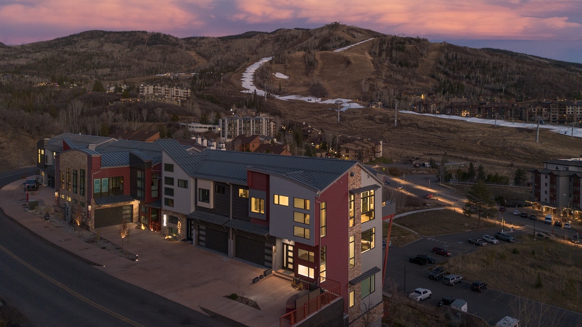 Nocturne View, Exterior