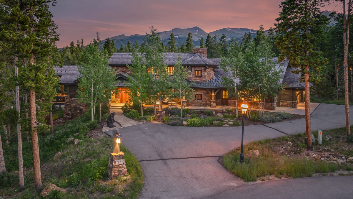Front entrance of Alpine Grandeur