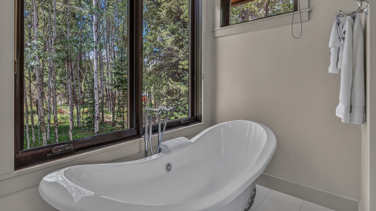 Bedroom 1, Entry Level - Ensuite with soaking tub
