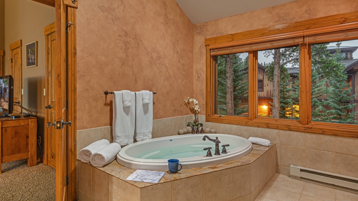 Bedroom 1, Upper Level - Primary ensuite with soaking tub