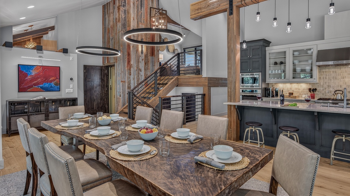 Dining Area, Upper Level - Table beside kitchen