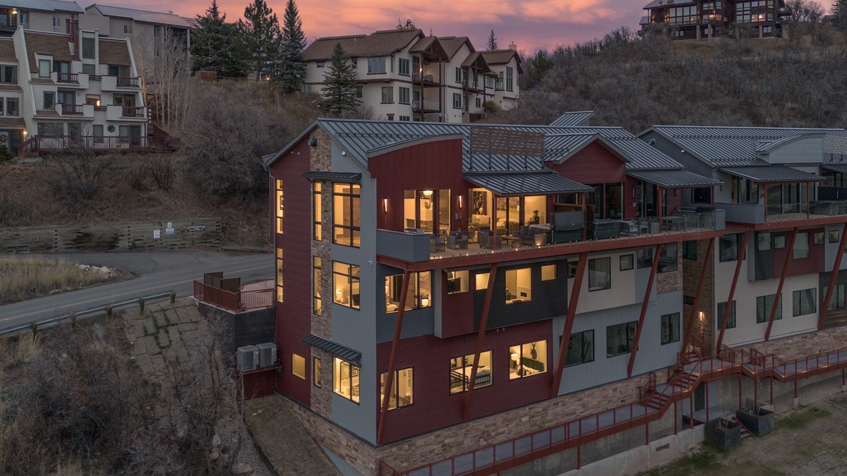 Nocturne View, Exterior