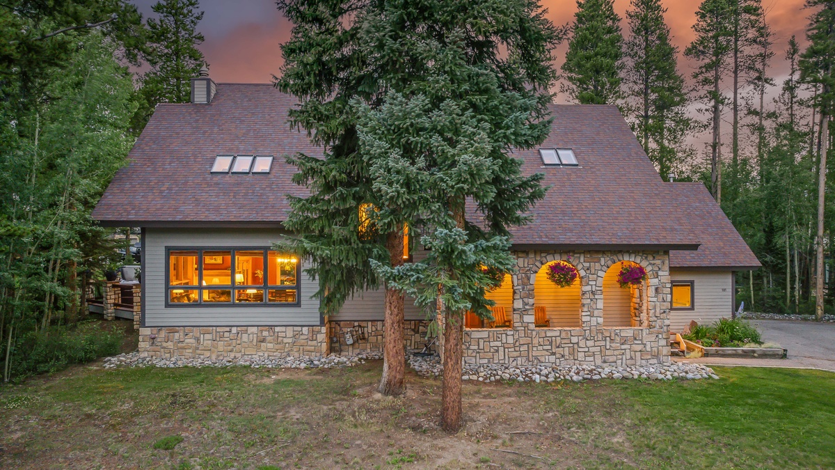 Summer exterior of Bystone Villa Retreat