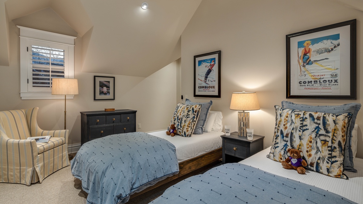 Bedroom 2, Upper Level - Bedroom with 2 twin XL beds (or a king bed) on upper level