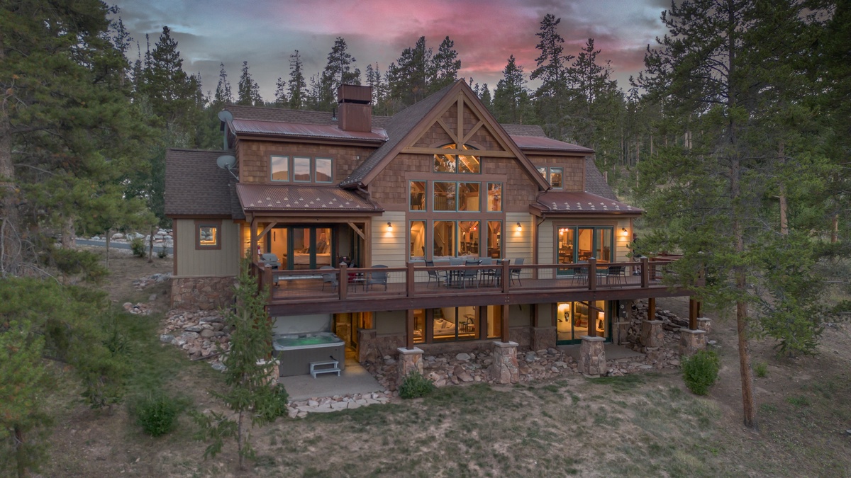 Moose Tracks Lodge Exterior