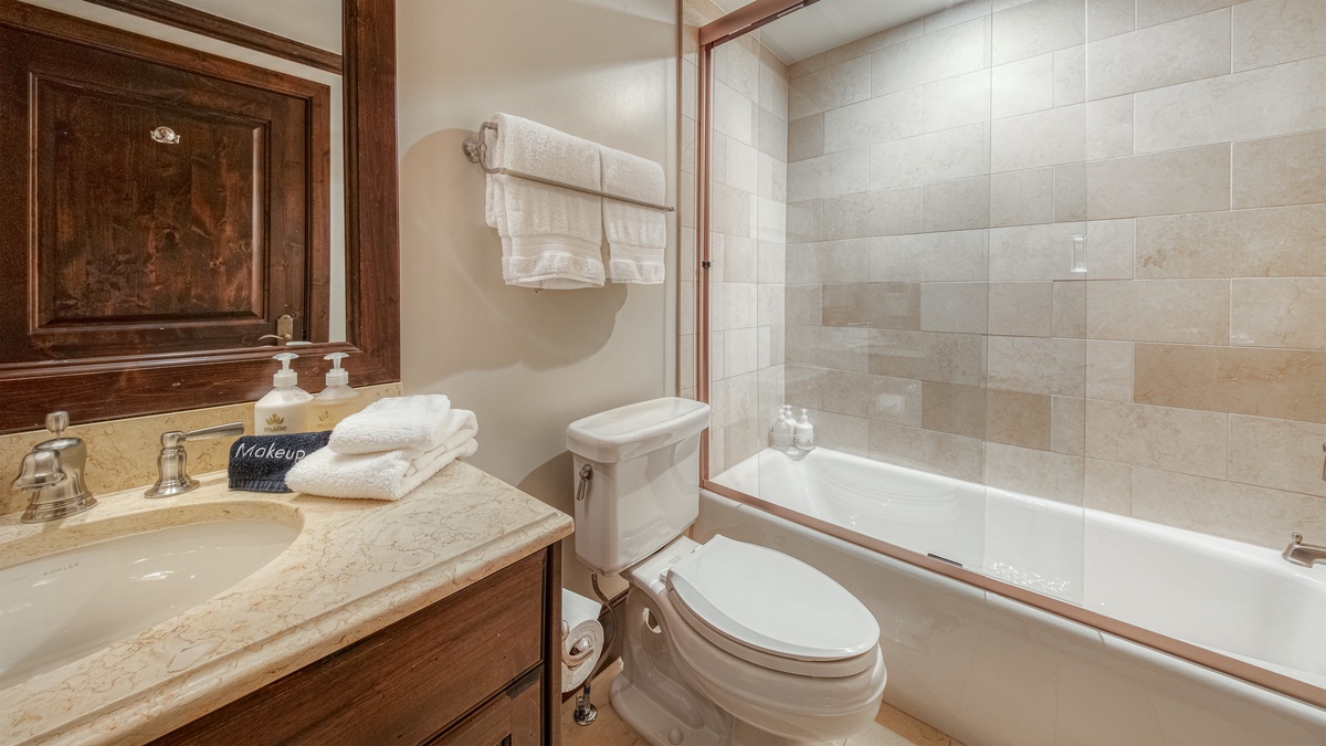 Queen bedroom ensuite