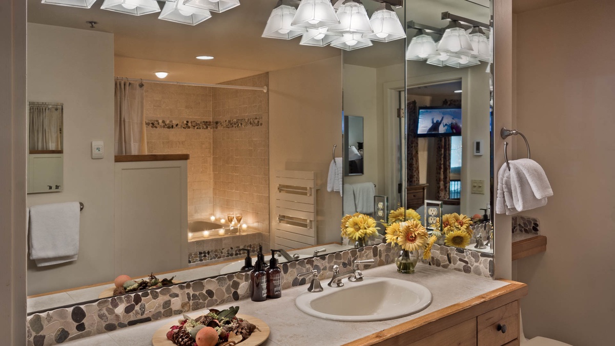 Bedroom 1, Main Level - Primary king ensuite