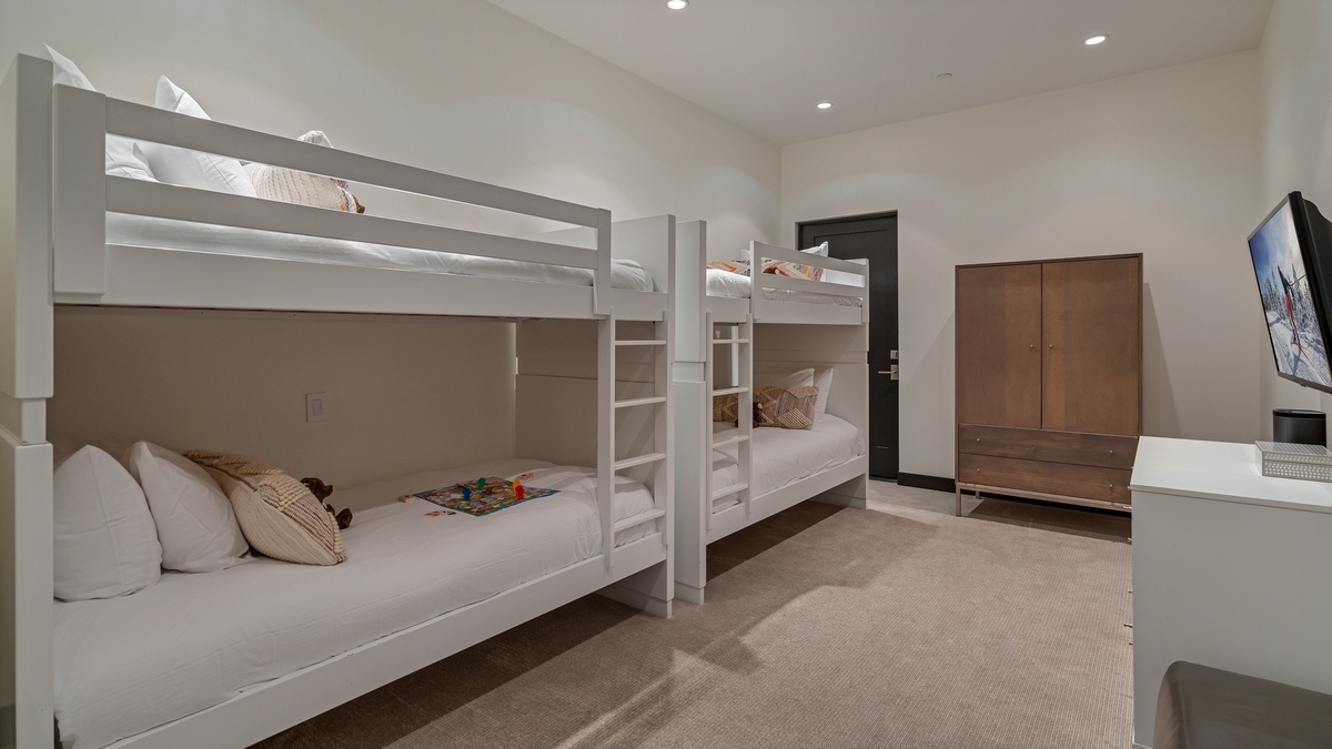 Lower Level - Bunkroom with 4 twin beds