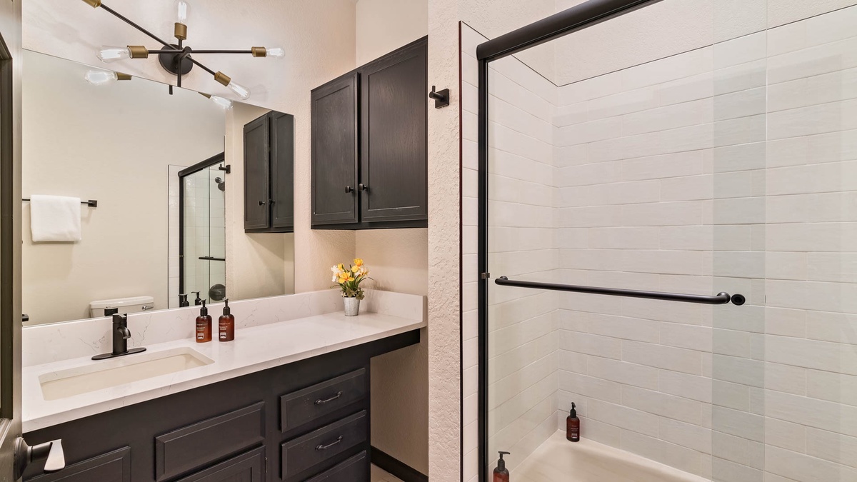 Glacier Lodge East - ensuite, split king