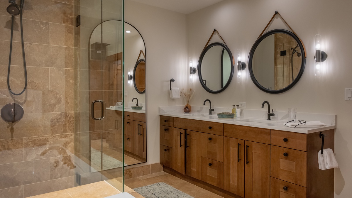 Bedroom 1, Main Level - Primary ensuite