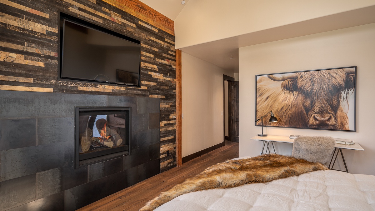 Bedroom 1, Main Level - Primary suite