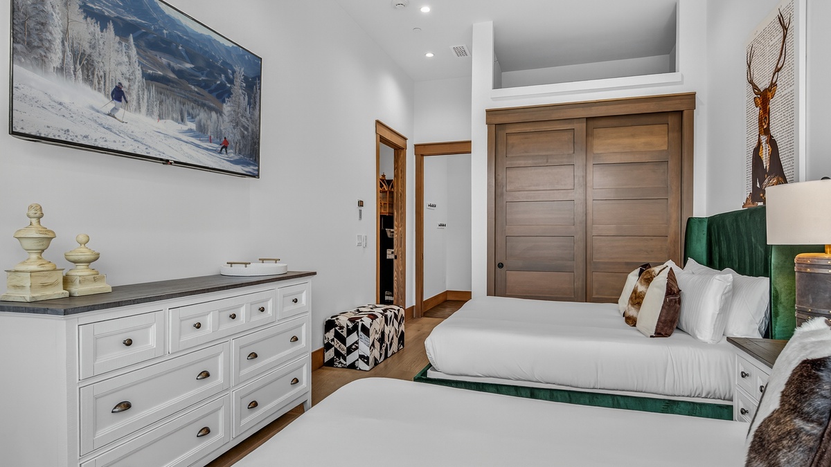 Bedroom 2, Lower Level - Nocturne View, two queen beds