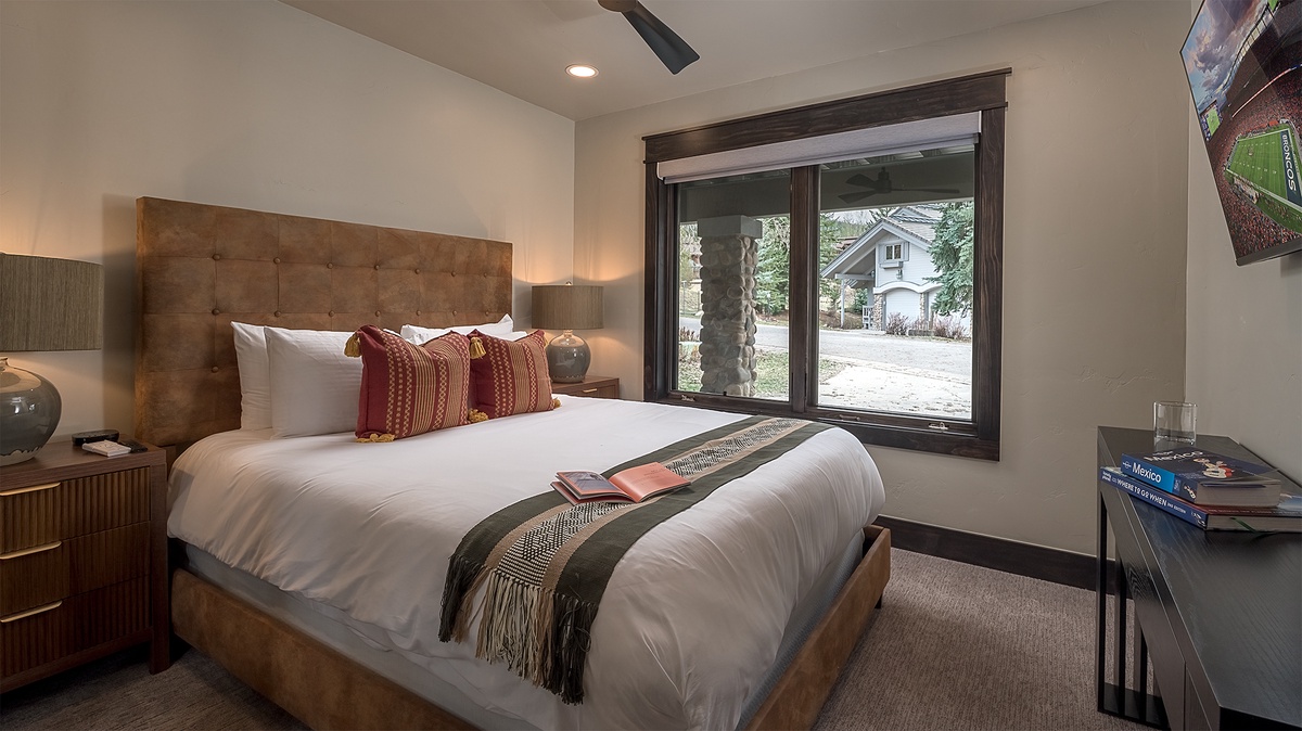 Bedroom 2, Lower Level - Queen bedroom