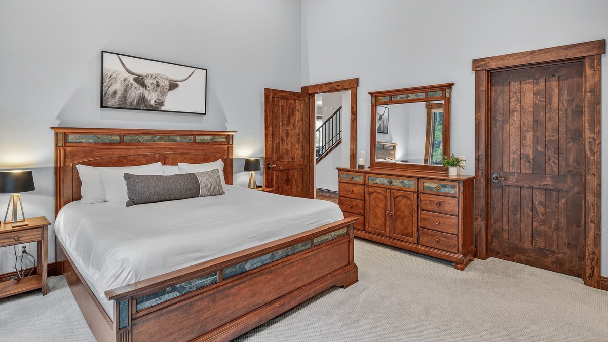 Bedroom 1, Main Level - Primary king suite