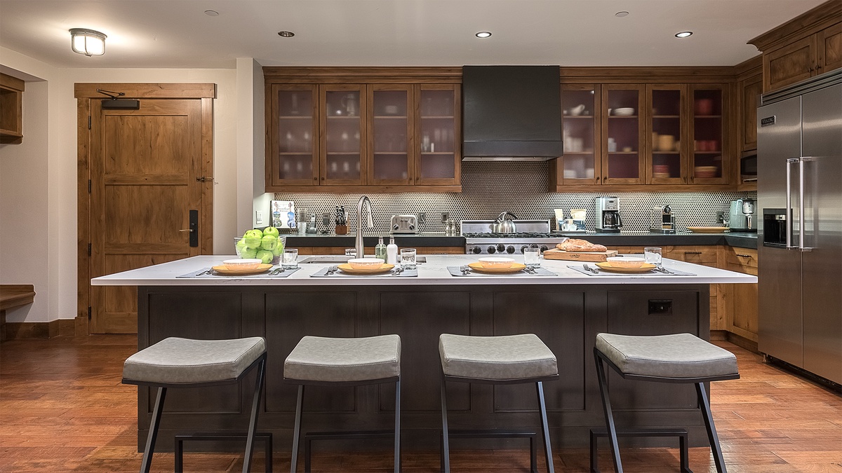 Kitchen, Main Level - With counter seating