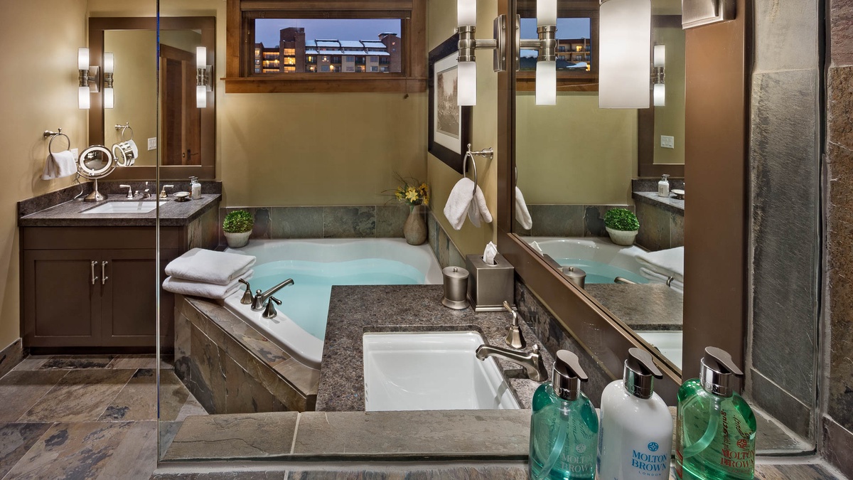 Bedroom 2, Main Level - Ensuite with soaking tub