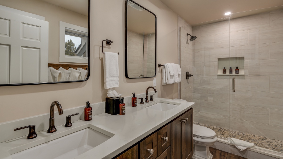 Carriage House: Shared bath on upper level