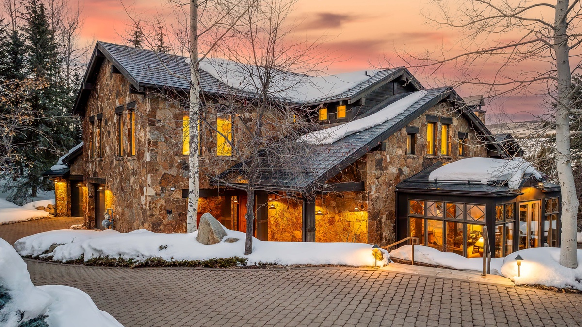 Wintertime exterior of Wayfarer Lodge