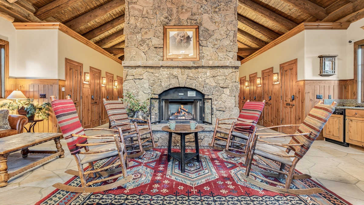 Arrowhead Lone Pine Club Community Amenity: Warming hut and ski lockers available