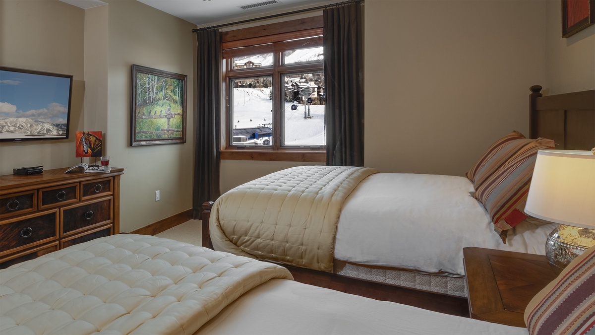Bedroom 4, Main Level - Two queen beds with views