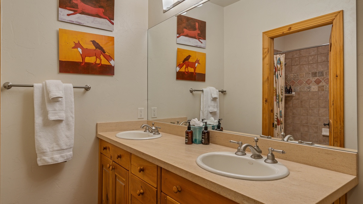 Bedroom 3, Lower Level - Twin trundle ensuite on lower level